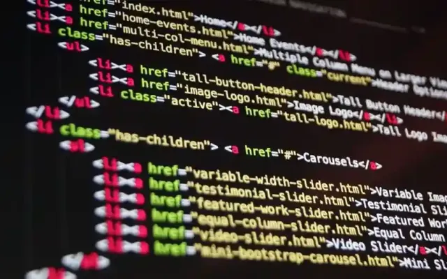 화면에 표시된 HTML 마크업 코드를 확대해 본 모습